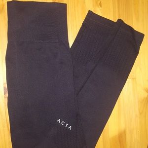 NWT Perforated seamless leggings